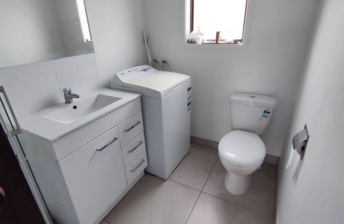 Auckland Apartment | New Lynn 10 mins to Trains and Buses