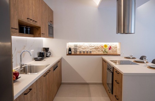 Melidoni Villa | Newly built villa with salted water heated pool & jacuzzi!
