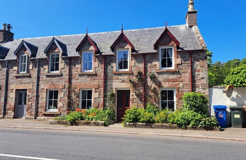Fortrose Cottage | Newly renovated Character Cottage close to the beach