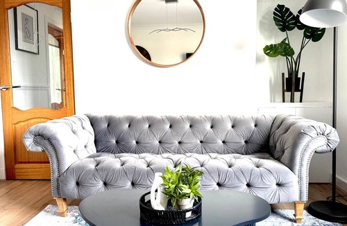 Bo'ness Apartment | Newtown Hideaway- apartment with private driveway