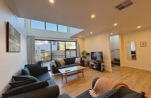 Johnsonville House | NO PARTY ALLOWED, Entire Brand New 3 bedroom townhouse, free unlimited fibre wifi and free parking