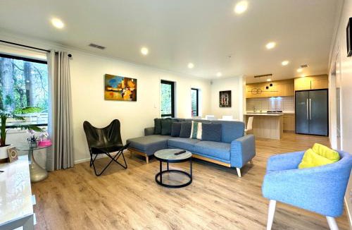 Johnsonville House | NO PARTY ALLOWED, Entire Brand New 3 bedroom townhouse, free unlimited fibre wifi and free parking