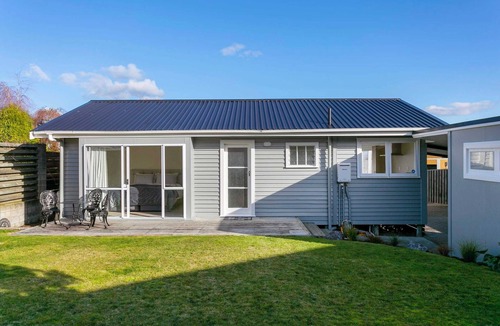 Taupo House | *No Service Fee * Across the Lake - Walk to Town