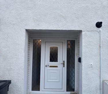 Cumbernauld House | OakHouse- Entire 3 Bedroom Terrace House with Free Parking