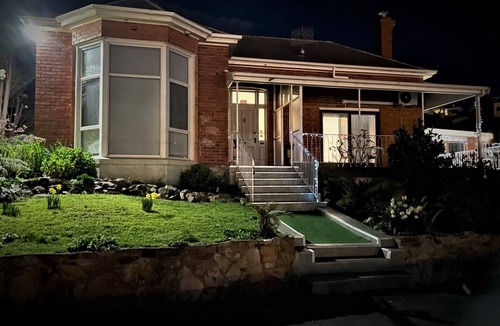 Montello Apartment | Oakleigh House: prime location Just 700 metres from Burnie's city, free parking