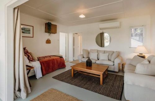 Oakura Villa | Oakura Circle - authentic Kiwi bach by the beach