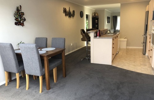 Paraparaumu House | Observation House, two bedroom house, close to shops, beach and eateries.