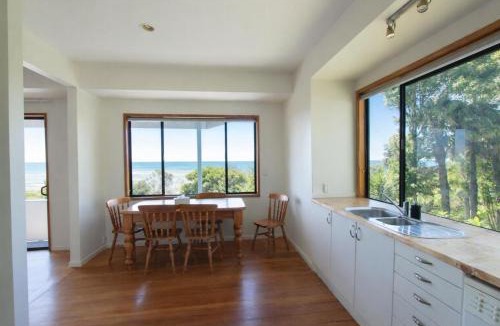 Collingwood House | Ocean Views Across the Beach in Collingwood