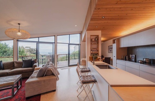 Redcliffs House | Ocean Views at Rapanui Lodge- 4BR Gem with Parking