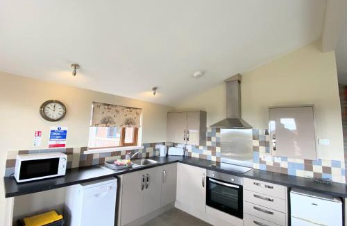 Kelty Ski Chalet | Ochil 10 with Private Hot Tub - Fife - Loch Leven - Lomond Hills