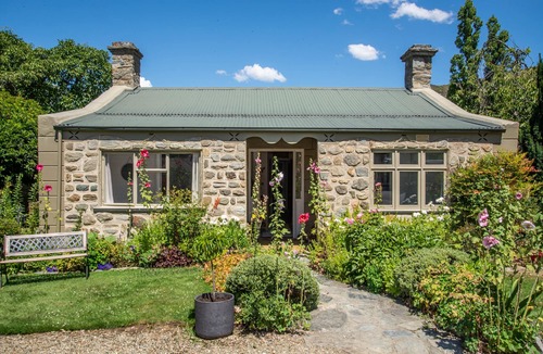 Clyde Cottage | Oldest stone cottage in clyde