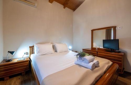 Oichalia House | Olive Grove Getaway