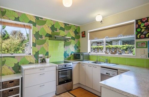 Paraparaumu Beach House | Olive Terrace - Paraparaumu Holiday Home