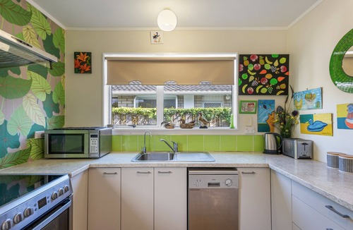 Paraparaumu Beach House | Olive Terrace - Paraparaumu Holiday Home