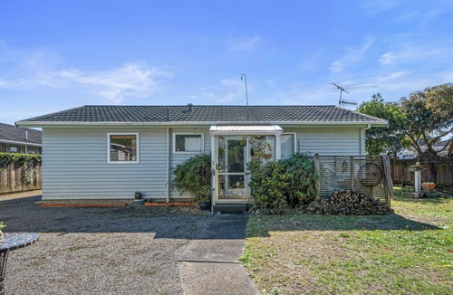 Paraparaumu Beach House | Olive Terrace - Paraparaumu Holiday Home