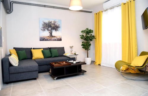 Filopappou Apartment | Olive Tree Deluxe Apt under Acropolis