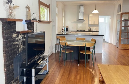 Johnsonville House | on bus route, handy location