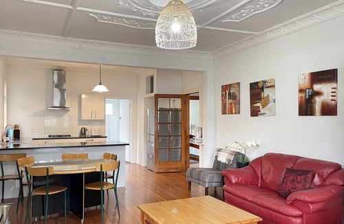 Johnsonville House | on bus route, handy location