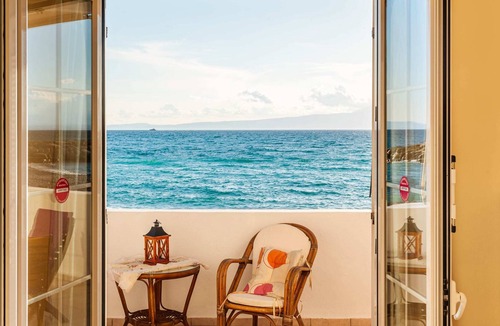 Akrogialion Apartment | On the Beach - Akroyali Family Home