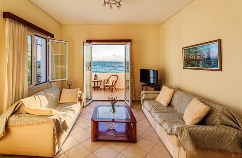 Akrogialion Apartment | On the Beach - Akroyali Family Home