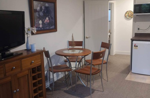 Arrowtown Apartment | One Bedroom unit in Arrowtown, close to cycle trails, and main attractions