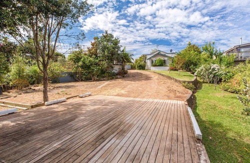 Oneroa House | Oneroa Village location