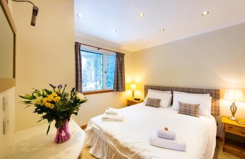 Crianlarich Ski Chalet | Osprey Lodge with river and mountain view