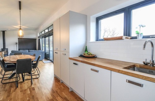 Aberfeldy Cottage | OSPREY VIEW LODGE & HOT TUB, family friendly in Aberfeldy