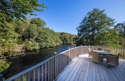 Killin Villa | Otters Holt Circular Riverside Retreat with Hot Tub