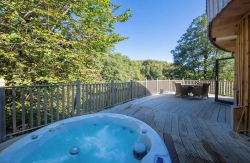 Killin Villa | Otters Holt Circular Riverside Retreat with Hot Tub
