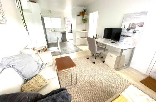 Mount Wellington Apartment | Own sunny quiet haven, own 1 bedroom house & garden with car park, central to Airport, CBD & Sylvia Park Mall