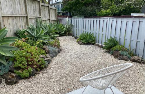 Mount Wellington Apartment | Own sunny quiet haven, own 1 bedroom house & garden with car park, central to Airport, CBD & Sylvia Park Mall