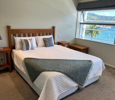 Picton Apartment | Oxleys 406 3 bedroom Waterfront Apartment