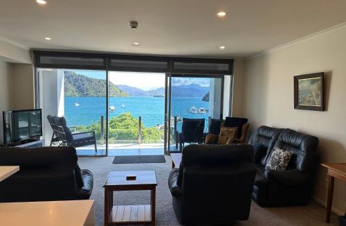 Picton Apartment | Oxleys 406 3 bedroom Waterfront Apartment