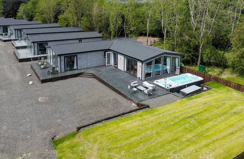 Perth Villa | PADDOCK LODGES| EXECUITVE 4 BED VILLA