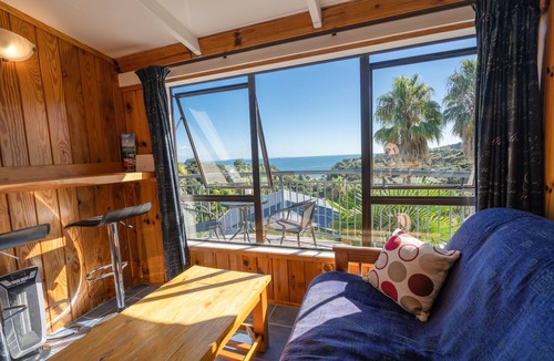 Waiheke Island Cottage | Palm Beach -SupaCute Character Cottage, SKY TV, and Wifi