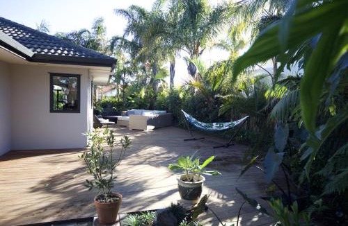Papamoa Beach Bed & Breakfast | Palm Garden Papamoa Beach Paradise