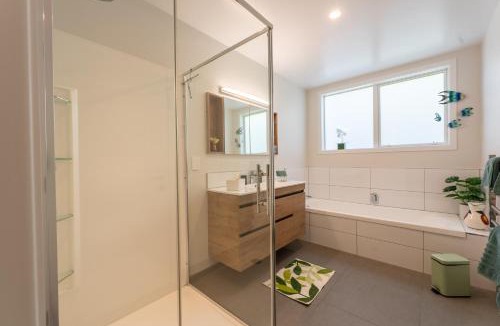 Papamoa Beach Apartment | Palm Springs Pearl - 7 minutes walk to the beach