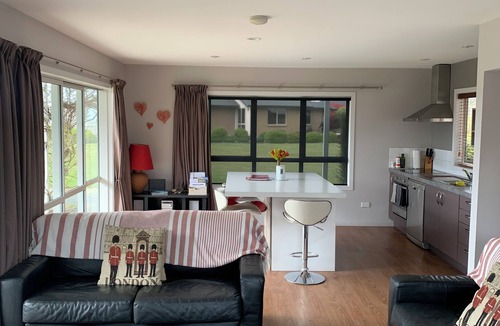 Te Anau House | Panoramic Fiordland lake views from sunny rooms. Fresh wind blown Linen ! 😀!