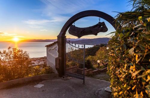 San Giorgio Ski Chalet | Panoramic Sea view Cosy sicilian house with garden