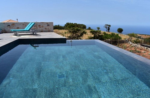 Agios Leon House | Panoramic sea view & sunset, Infinity pool. Close to the famous Porto Limnionas!
