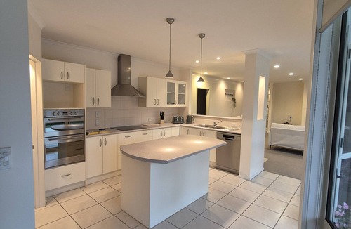 Blenheim House | Parkside Haven Retreat - ideally positioned just 2 minutes from the CBD