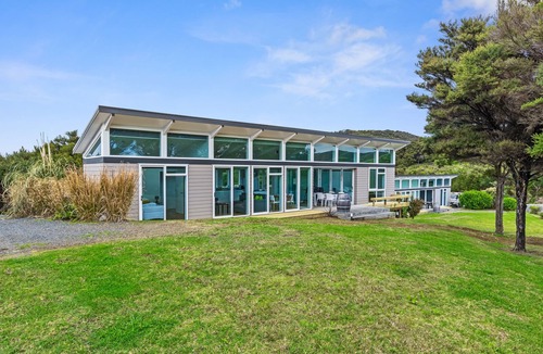 Russell House | Paroa Bay Chalets - Te Whare Tui