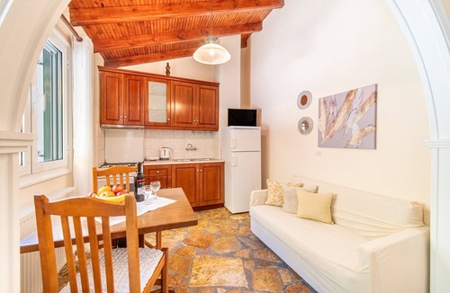 Dafnata Apartment | Pavlos & Sofia Studio Apartment with Mountain View, Garden and Terrace