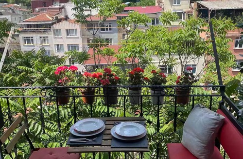 Gumussuyu Mahallesi Apartment | Peaceful 1-bedroom apartment with AC in vibrant Beyoğlu