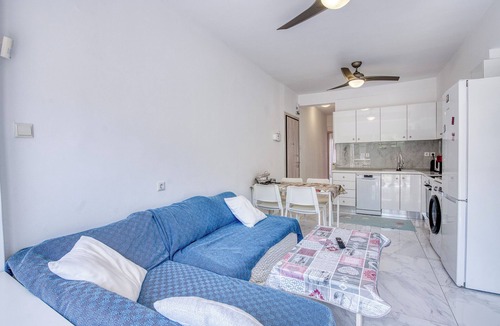 Agia Triada Apartment | Peaceful Coastal 2-Bedroom Retreat by ΜΡS