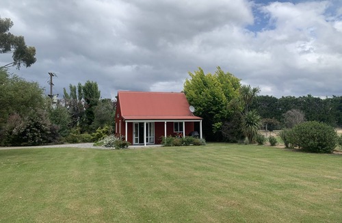 Renwick Cottage | Peaceful Cottage surrounded by gardens on Marlborough wine trail