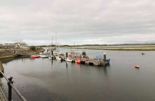 Irvine Apartment | PEACEFUL HARBOURSIDE FLAT, family friendly in Irvine
