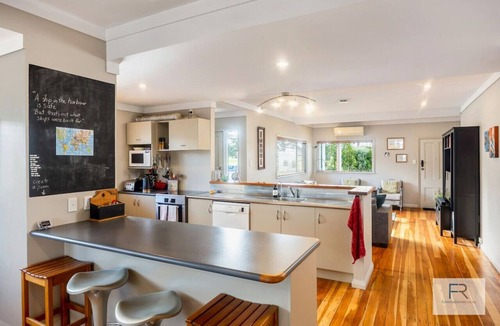 Point Chevalier House | Peaceful Point Chev home