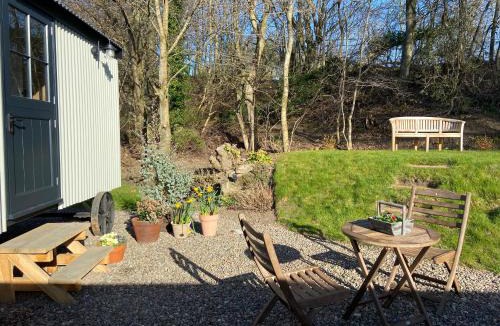 Linlithgow House | Peaceful Shepherd’s Hut in beautiful countryside.